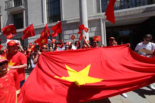 Tuần hành phản đối Trung Quốc ở trung tâm Vienna ảnh 1